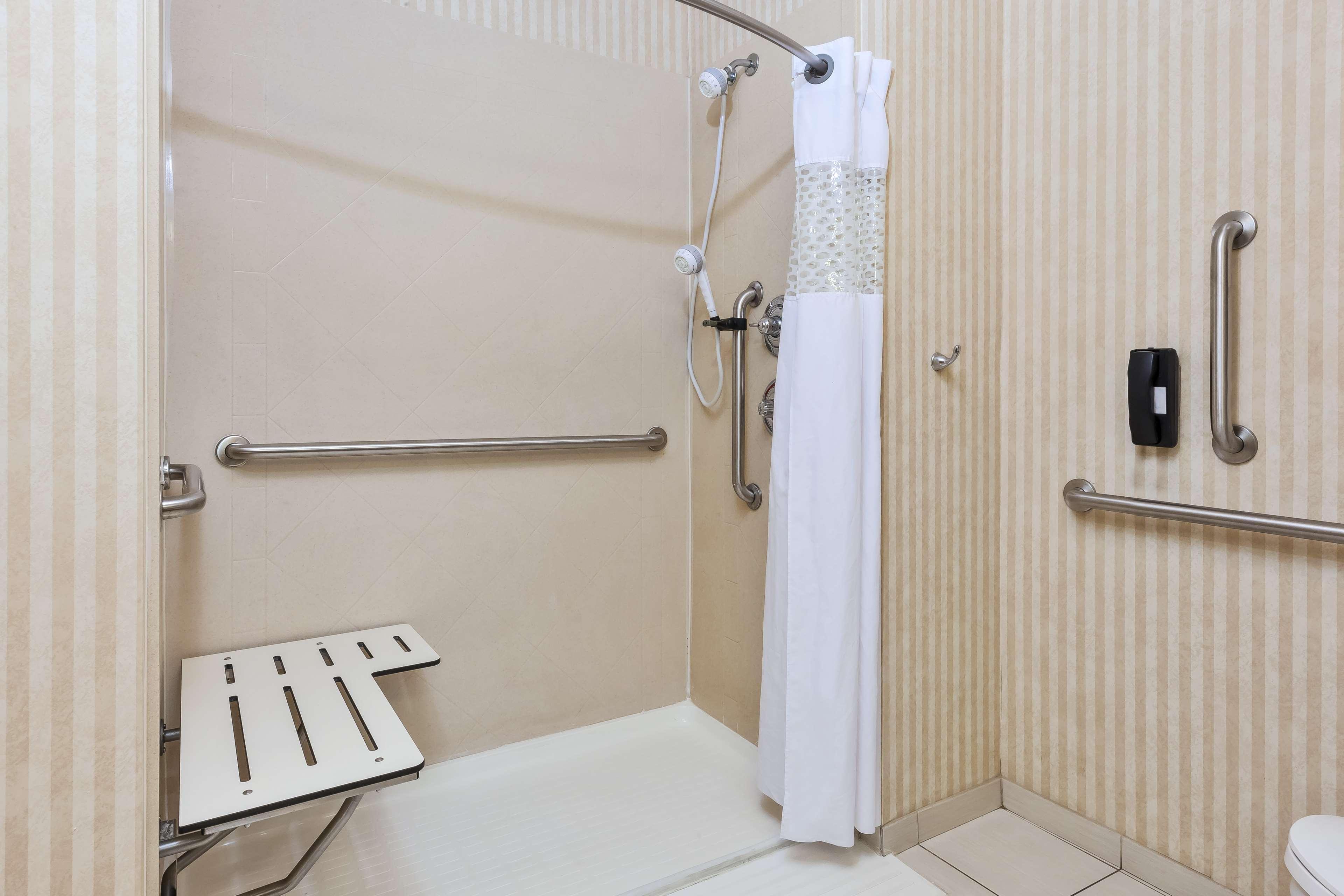 Hampton Inn Detroit/Саутгейт Экстерьер фото