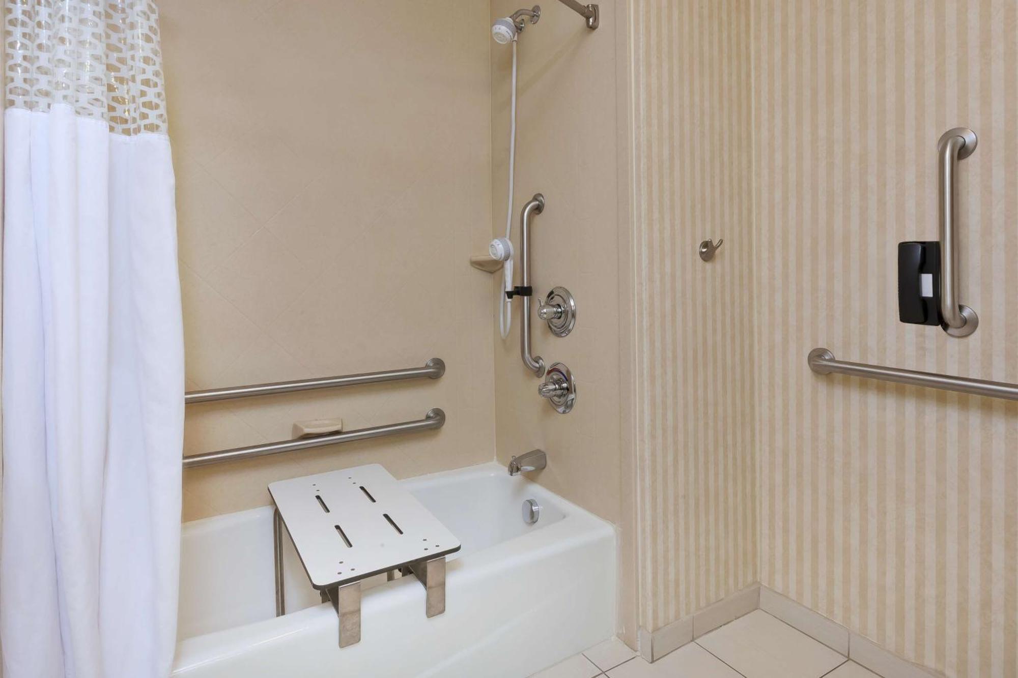 Hampton Inn Detroit/Саутгейт Экстерьер фото