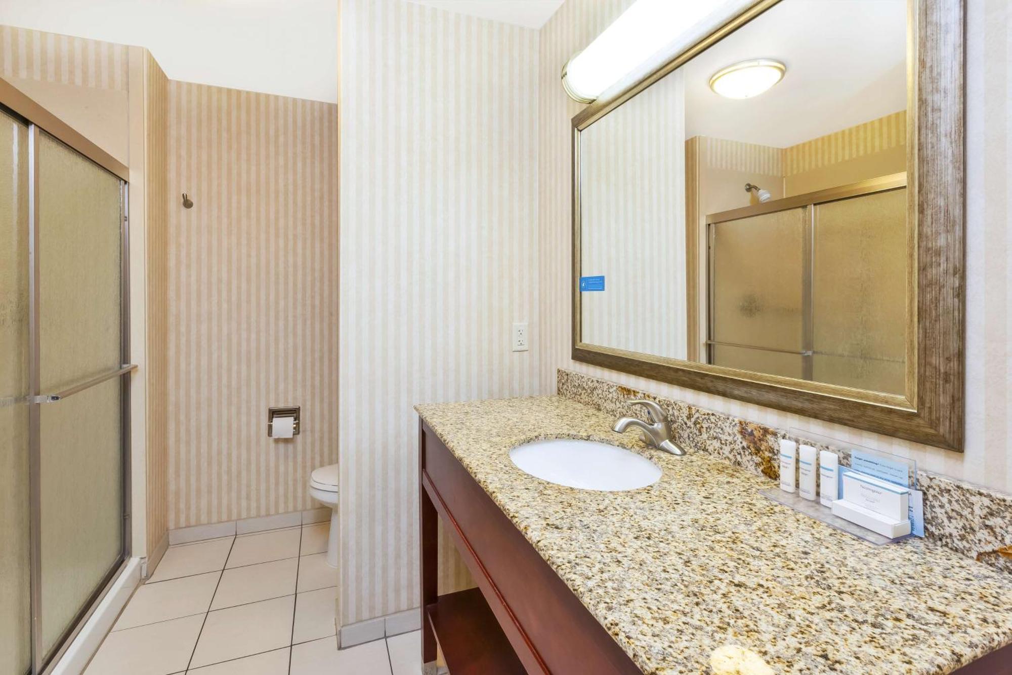 Hampton Inn Detroit/Саутгейт Экстерьер фото