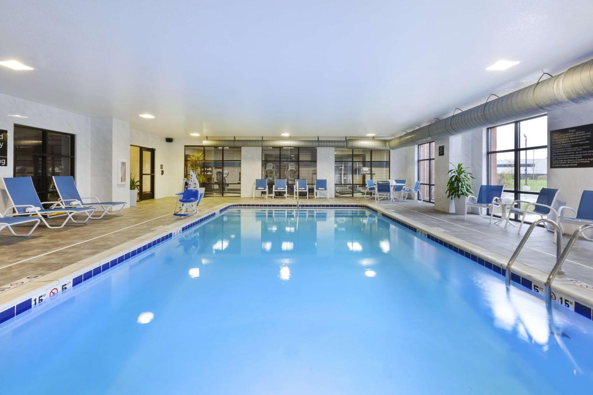 Hampton Inn Detroit/Саутгейт Экстерьер фото