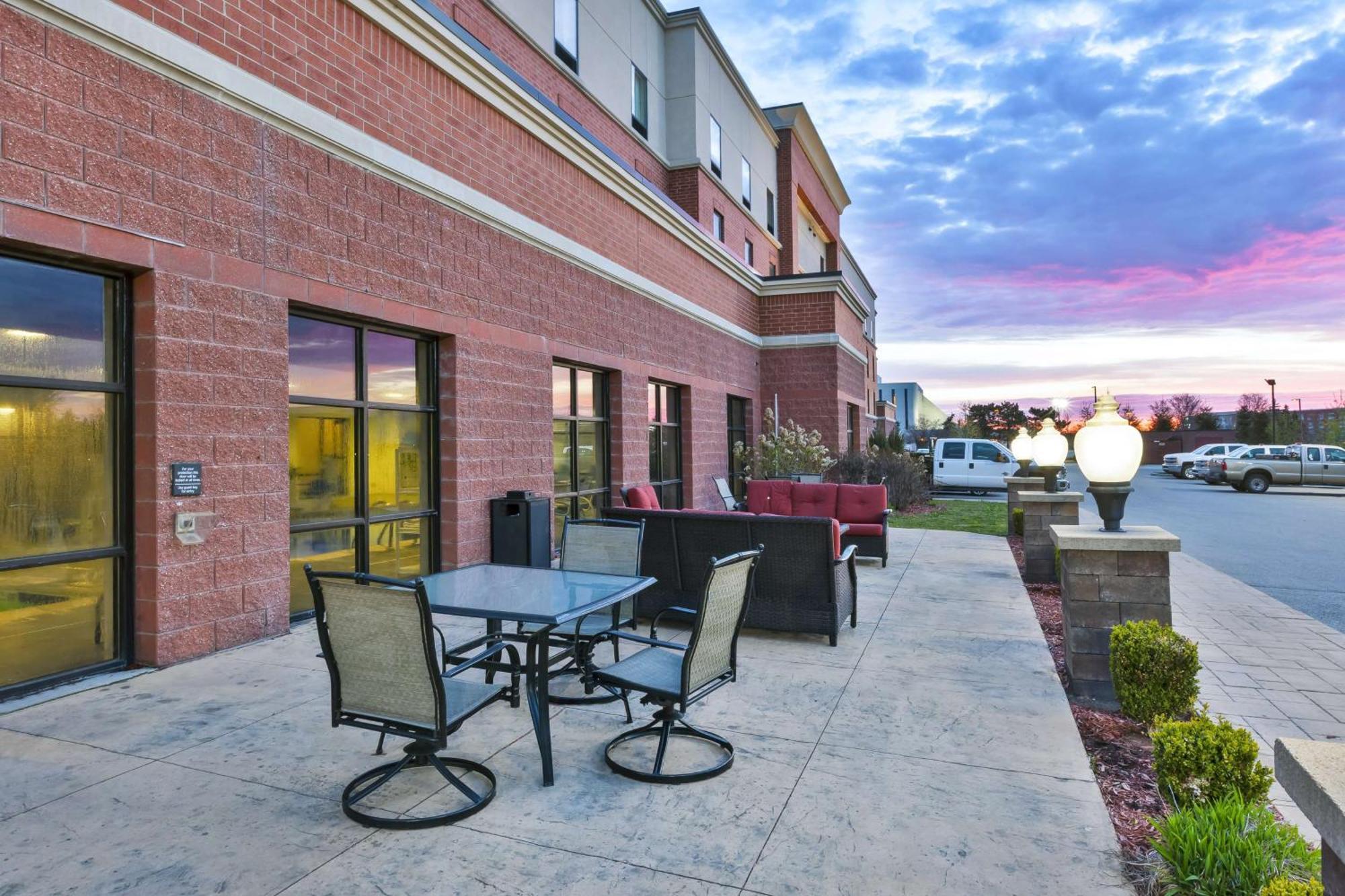 Hampton Inn Detroit/Саутгейт Экстерьер фото